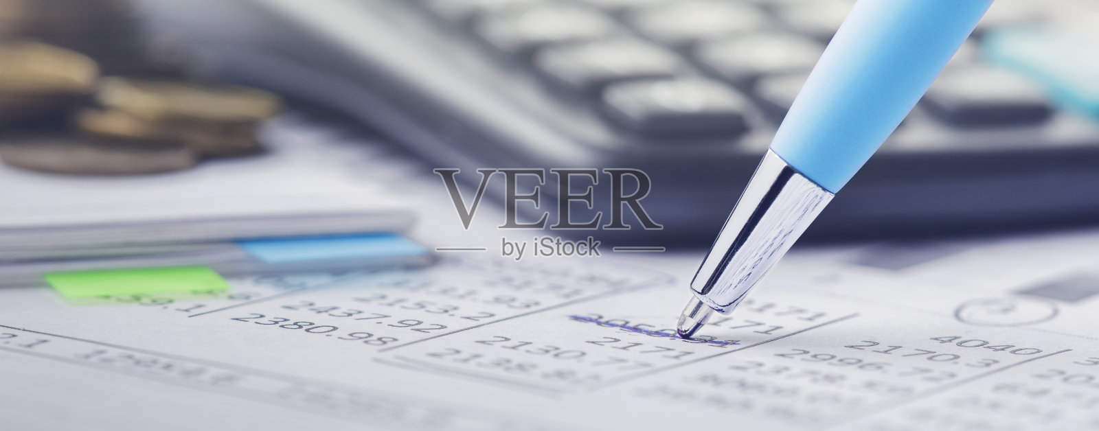 会计凭证用钢笔和计算器。银行、财务报告和财务审计的概念。照片摄影图片