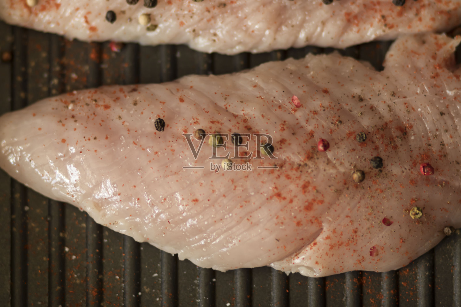 生的调味火鸡胸脯。照片摄影图片