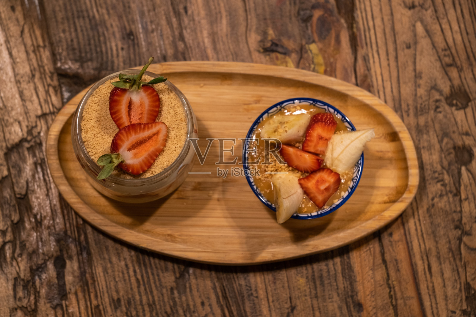 木兰花草莓甜点照片摄影图片