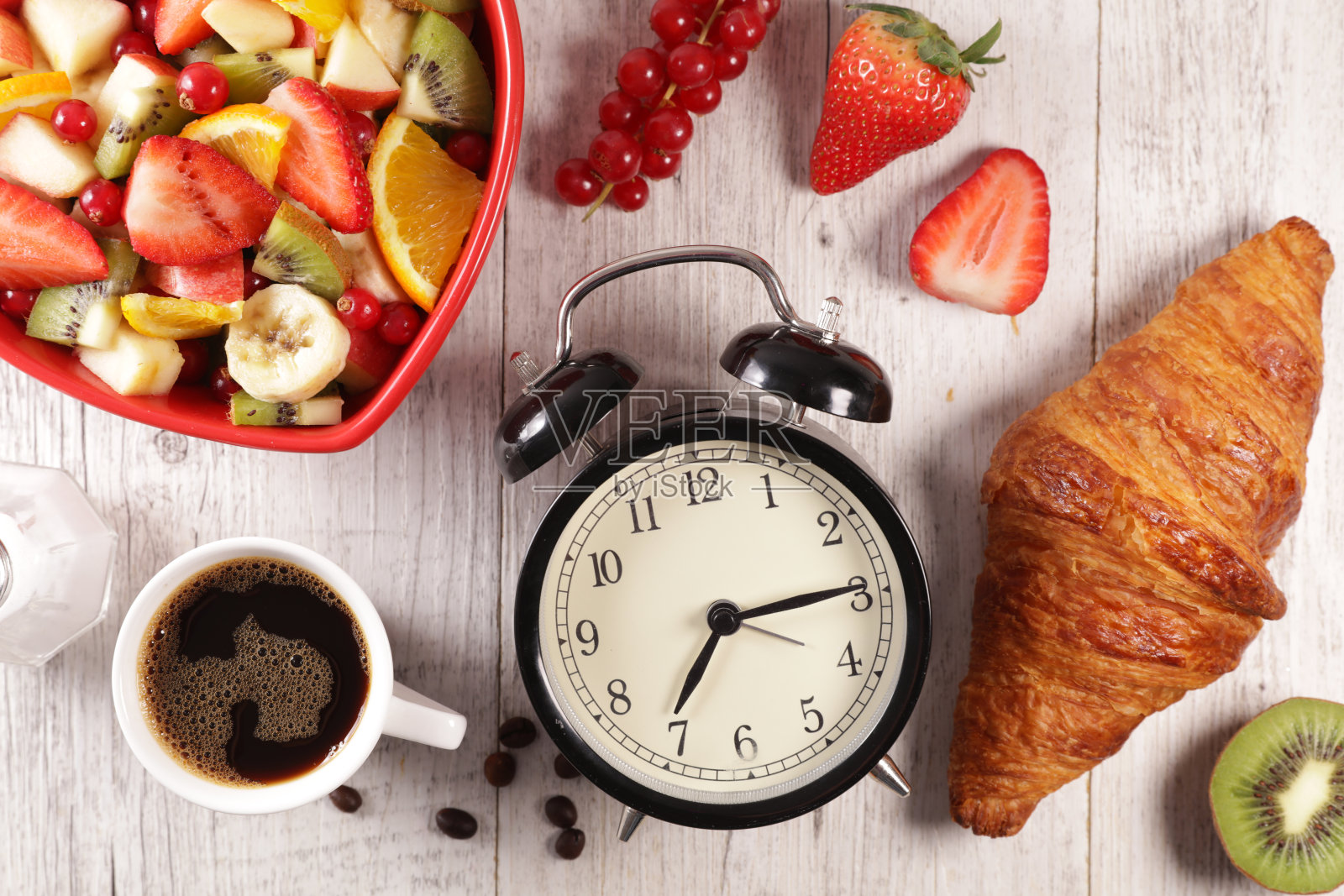 早餐和闹钟-回学校照片摄影图片