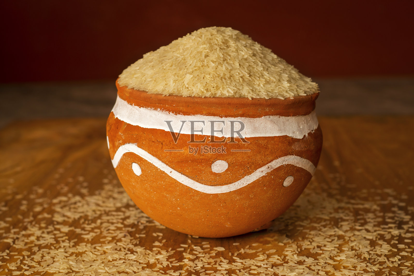 印度大米放在一个陶罐里。照片摄影图片