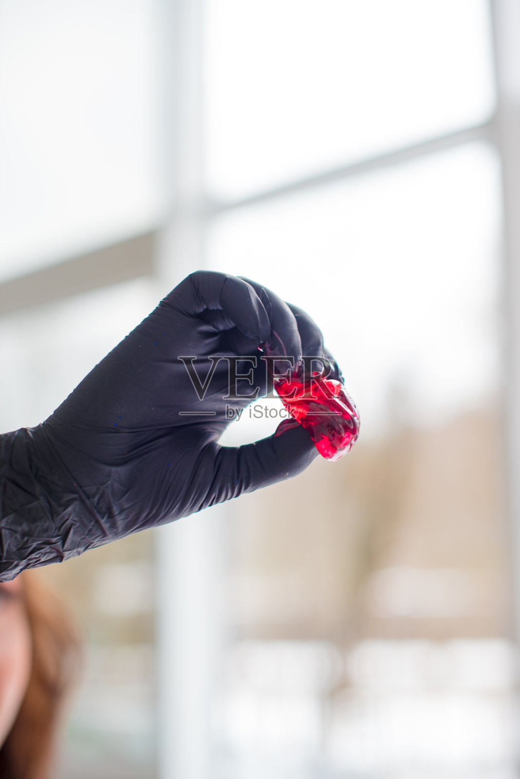 脱毛大师手中的蜜糖照片摄影图片