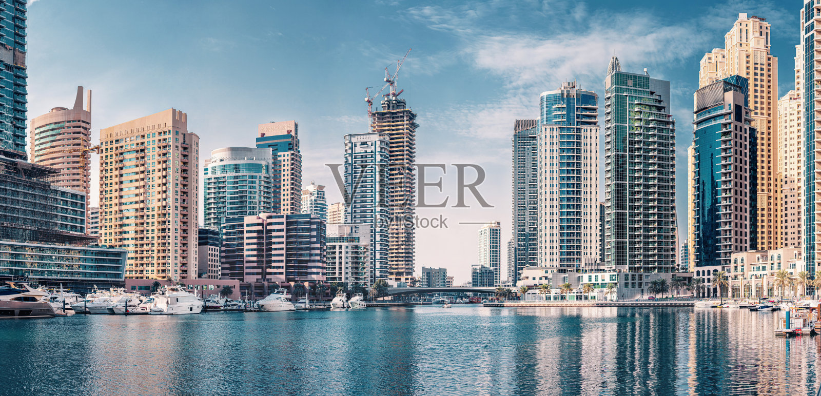 迪拜码头区住宅和酒店摩天大楼全景城市景观照片摄影图片