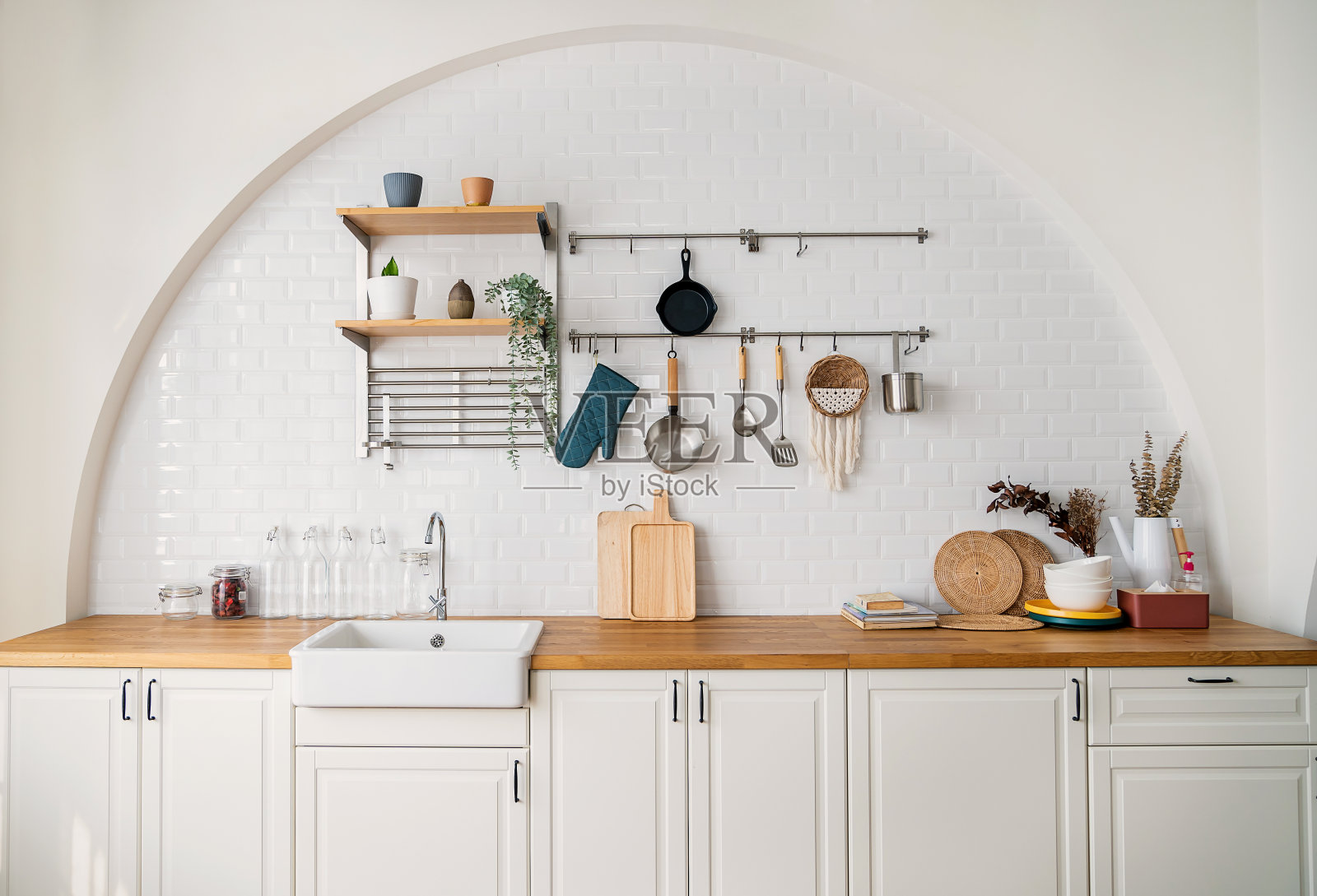 新现代白光厨房内部与白色家具，餐桌。简约风格的厨房室内设计背景照片摄影图片