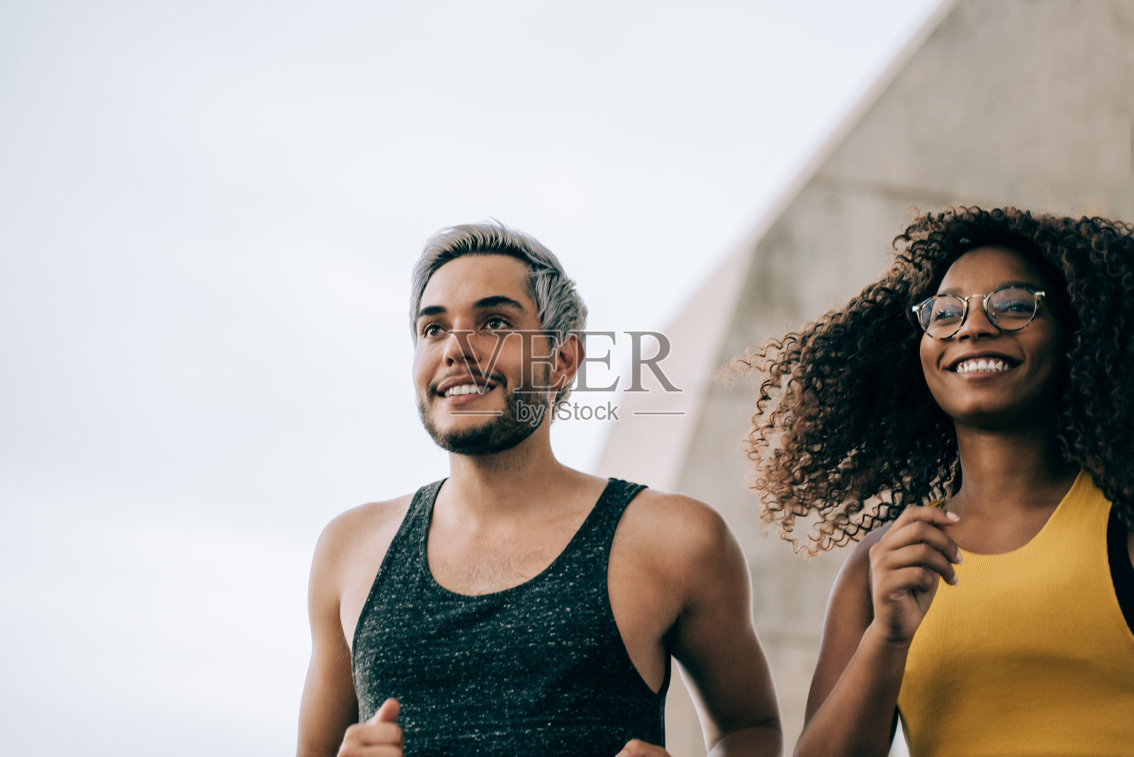 年轻的多种族健康朋友在城市户外跑步-关注非洲妇女的脸照片摄影图片