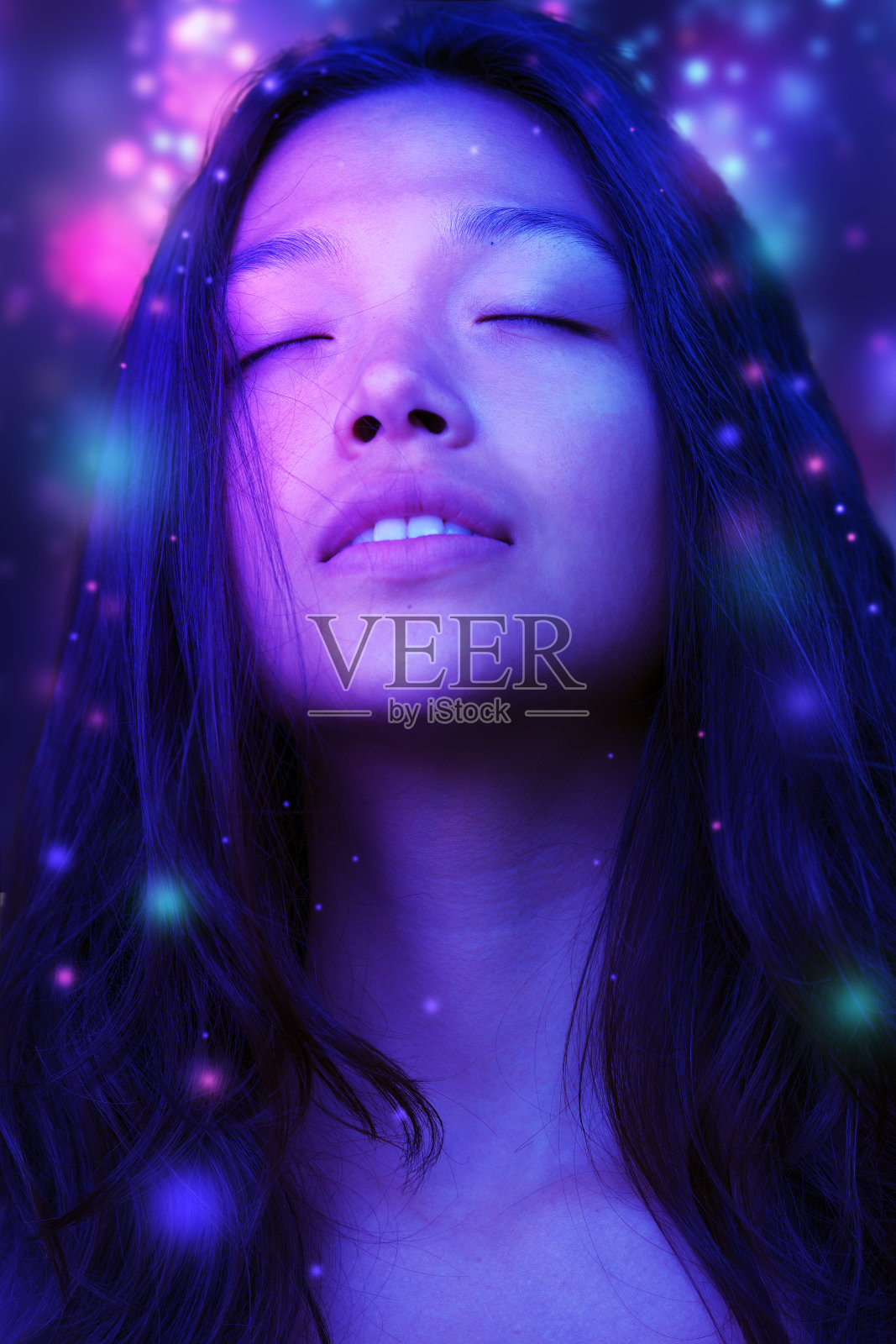 一幅经过数码处理的女性艺术肖像照片摄影图片