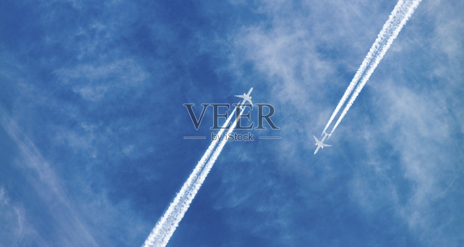 空中的飞机照片摄影图片