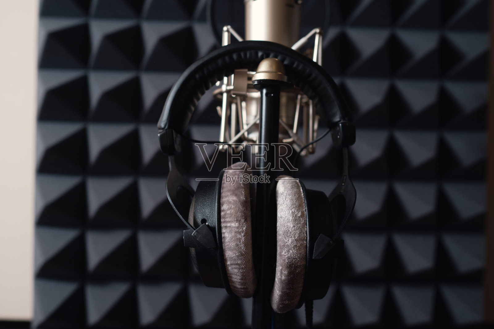 录音棚里的麦克风用泡沫音响照片摄影图片