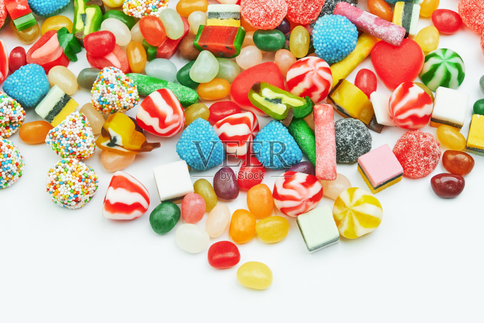 白色背景上的彩色软糖。节日的背景。照片摄影图片