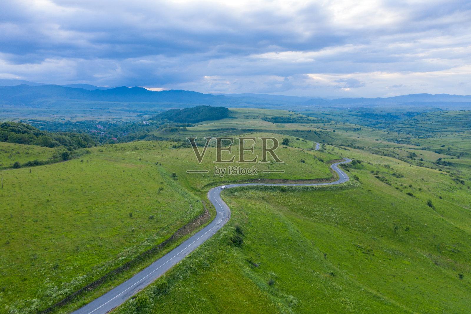 俯瞰乡村道路，鸟瞰图照片摄影图片