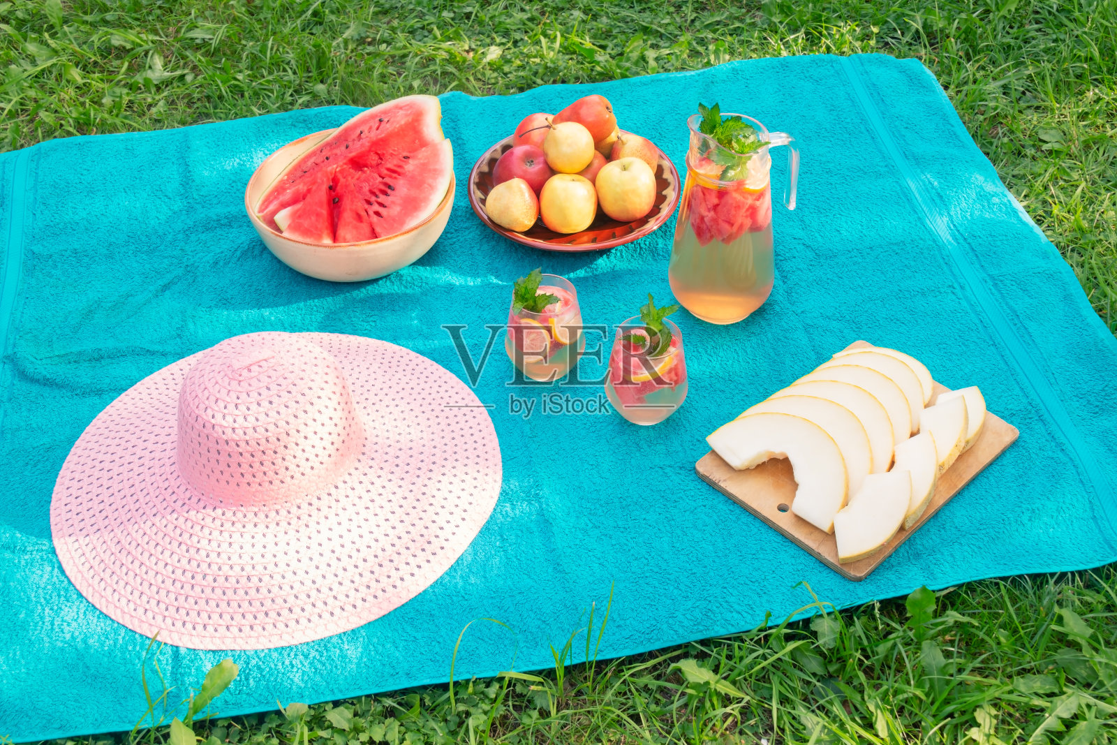 野餐与帽子，甜瓜，西瓜，水果和清凉的夏季西瓜柠檬水。照片摄影图片