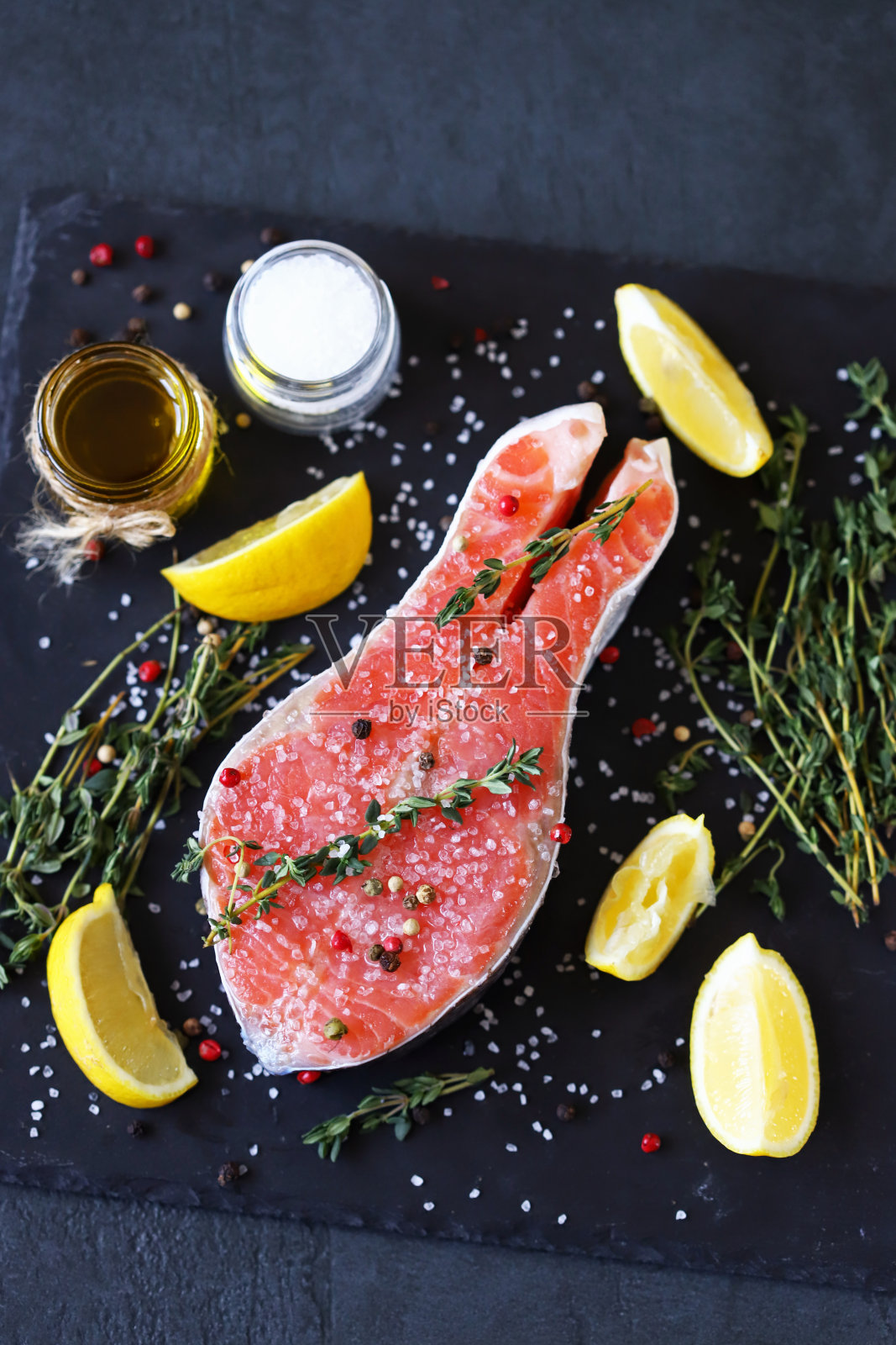 加调料的腌鲑鱼或鳟鱼。照片摄影图片