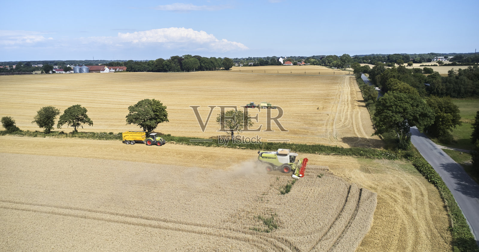 收割麦田的农民照片摄影图片