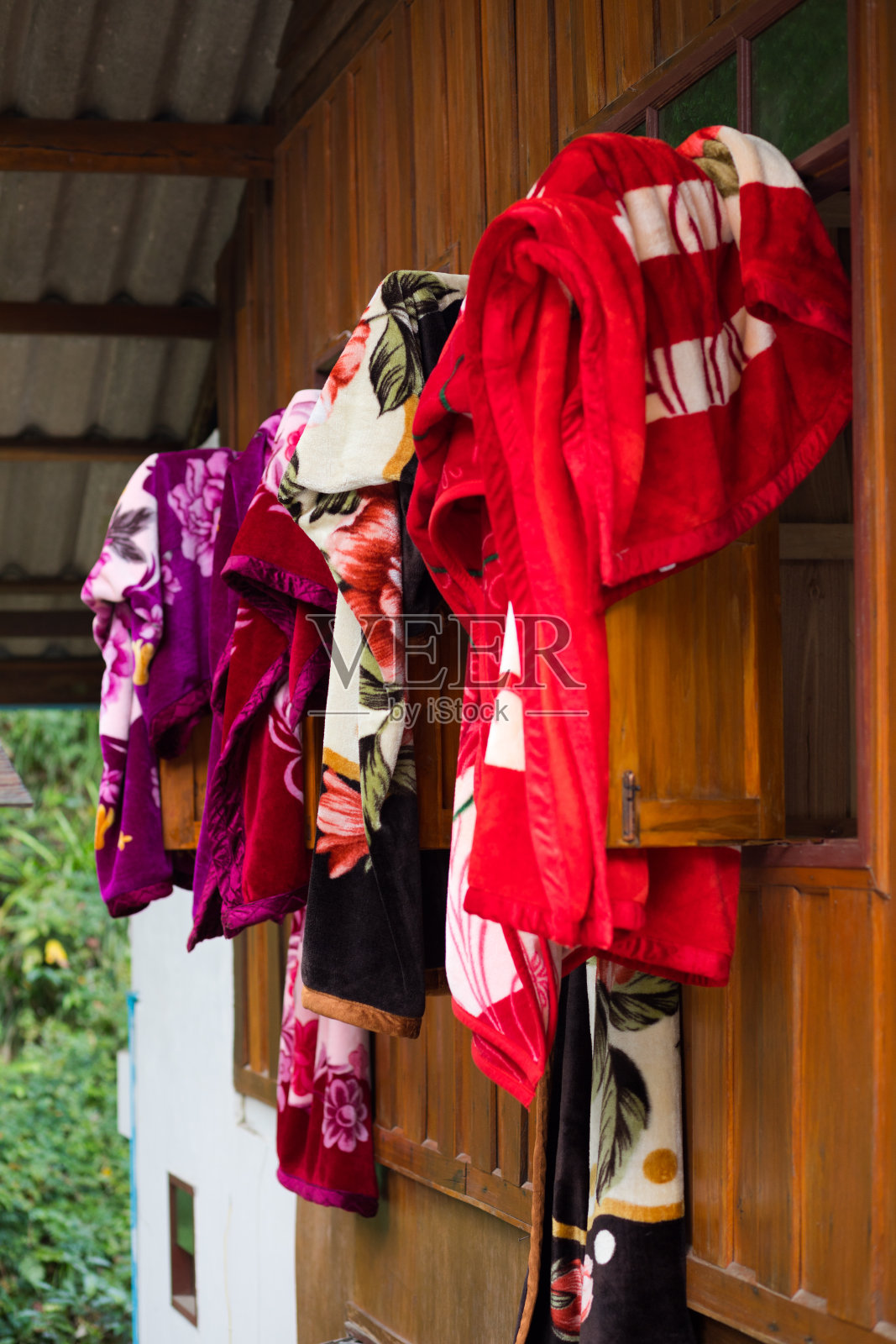 在泰国北部的湄甘榜村，羊毛毛毯挂在门面上照片摄影图片