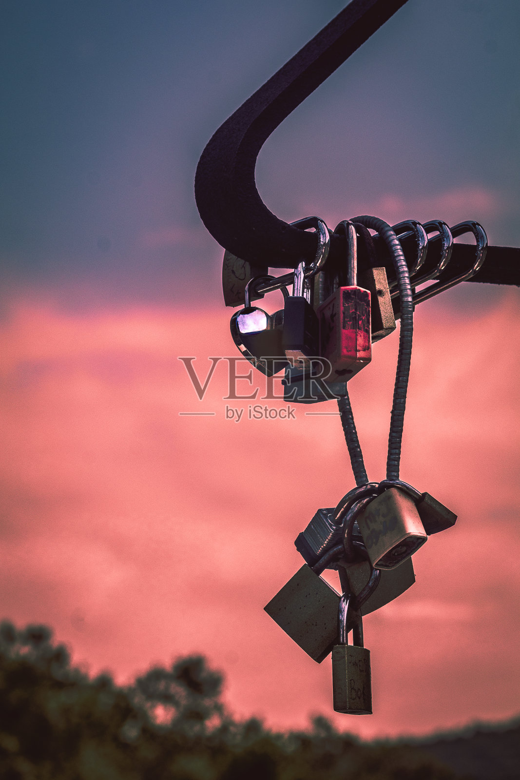 桥上的爱之锁照片摄影图片