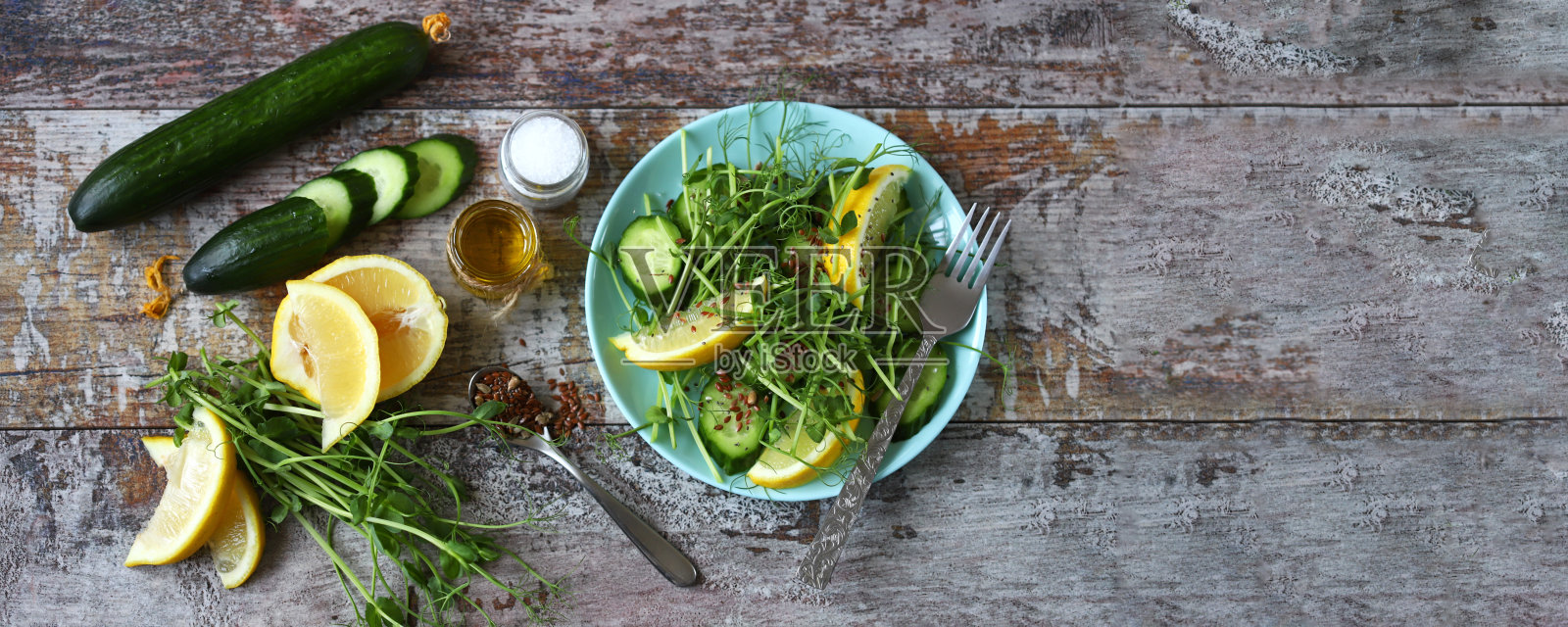 新鲜的绿色排毒沙拉与微绿色和柠檬。照片摄影图片