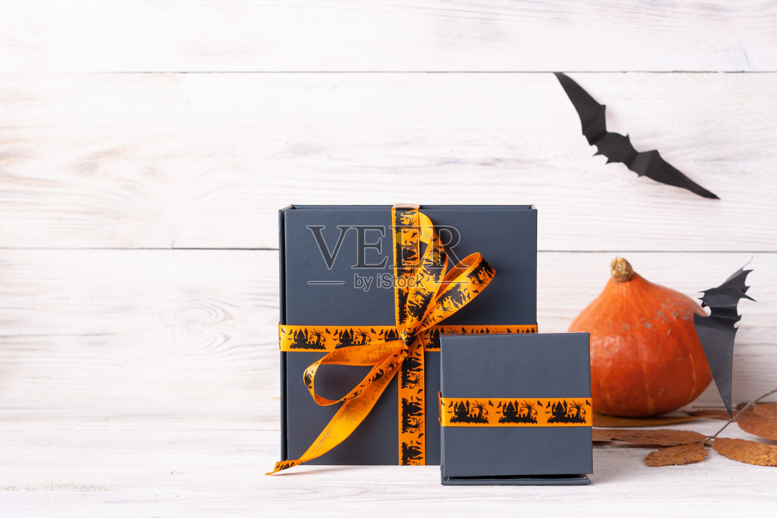 万圣节礼物南瓜黑纸蝙蝠复制空间照片摄影图片