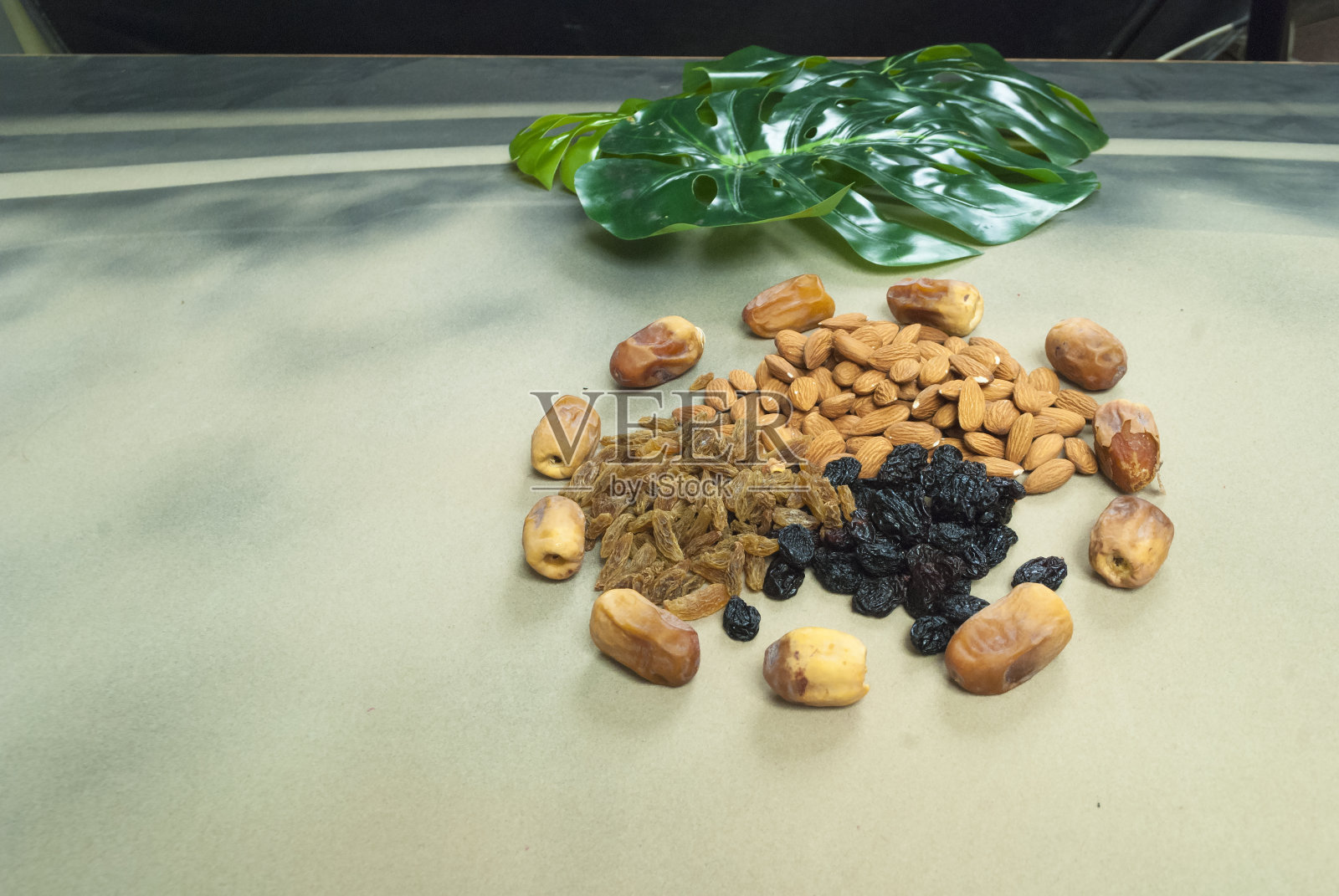 混合坚果和干果，包括枣、杏仁、黑葡萄干和棕色葡萄干照片摄影图片