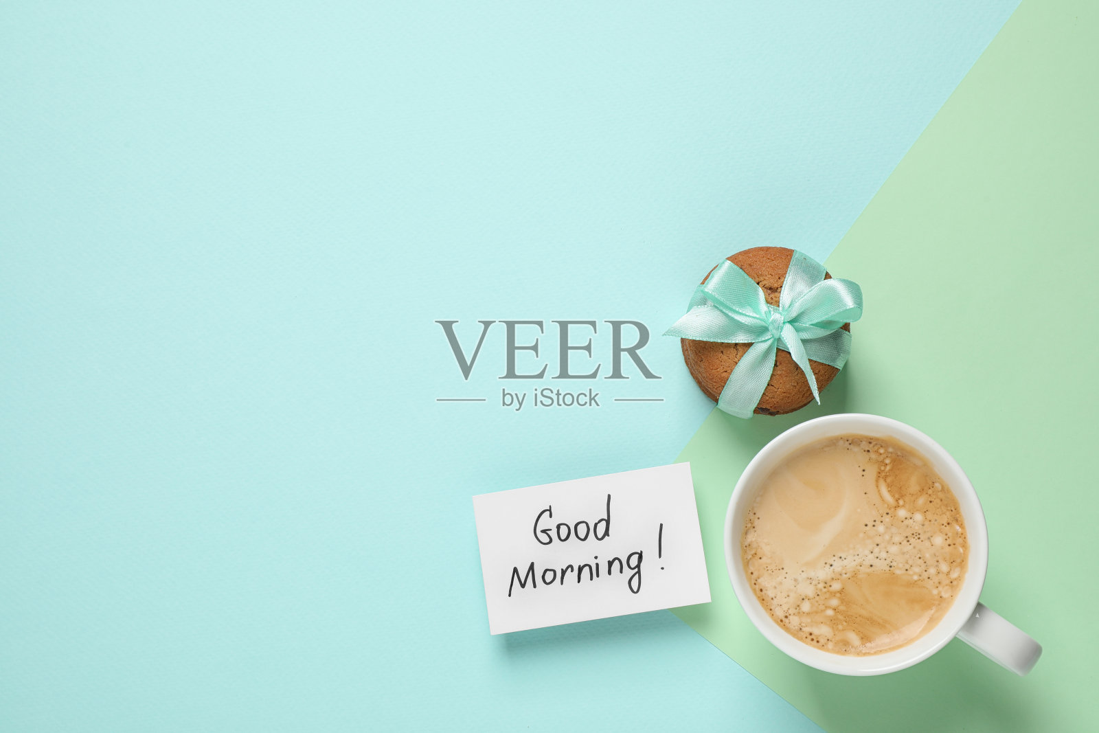 短信早安，饼干和咖啡的彩色背景，平铺。空间的文本照片摄影图片