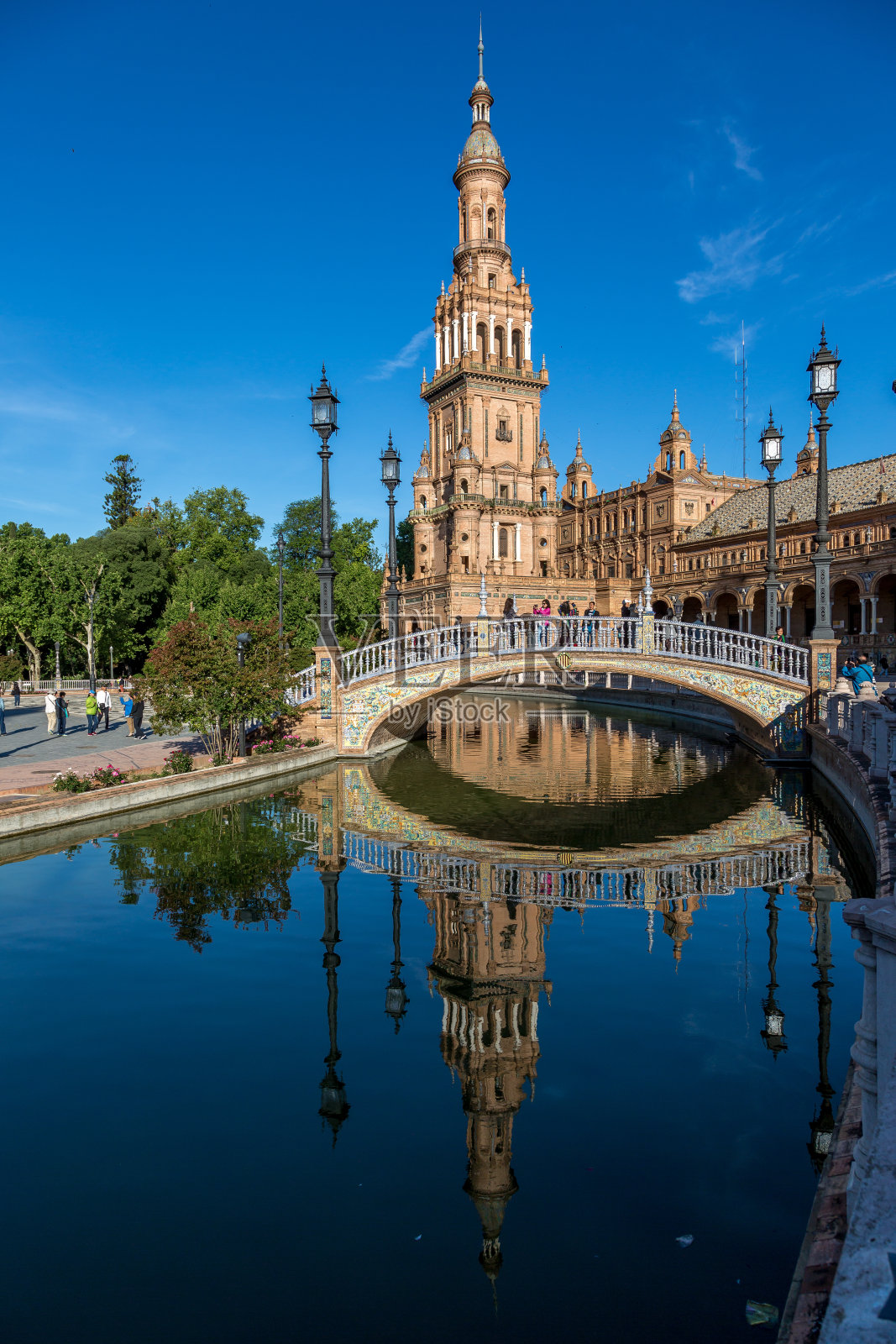 塞维利亚美丽的西班牙广场，装饰华丽的塔楼倒映在水中照片摄影图片