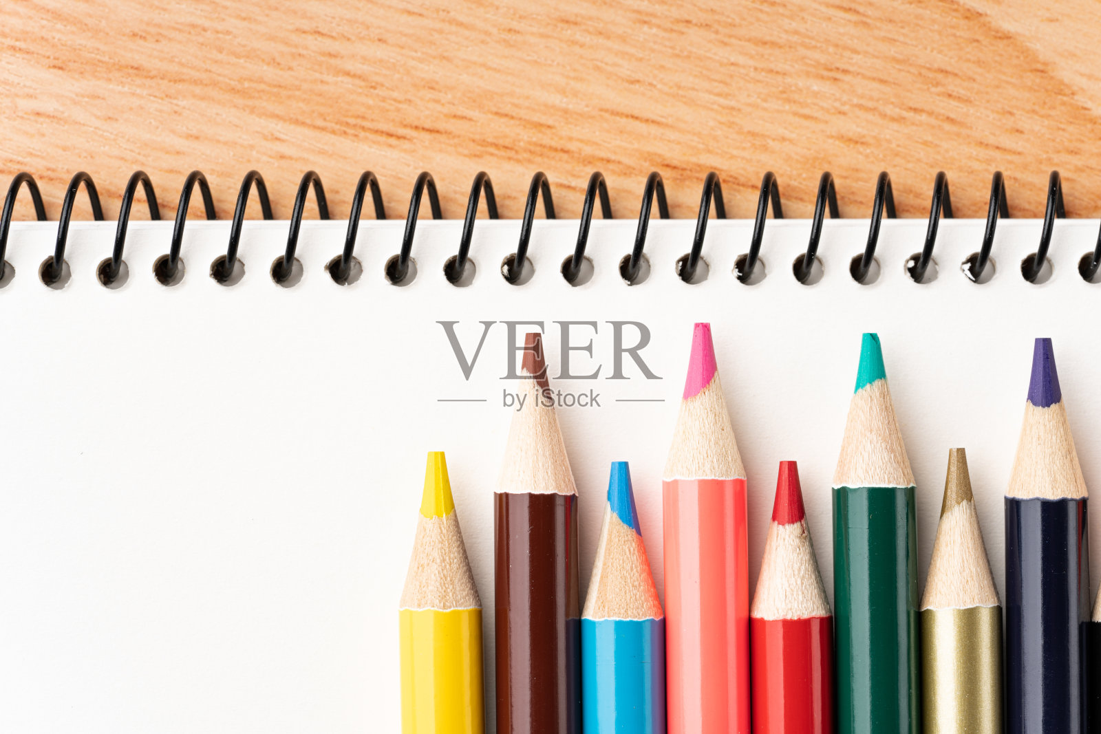 彩色铅笔和素描本照片摄影图片