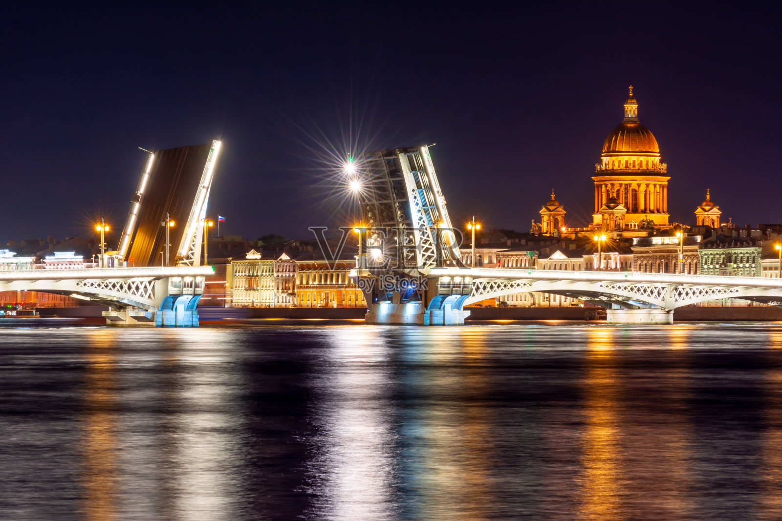 俄罗斯圣彼得堡，晚上开放报喜(布拉戈维申斯基)桥和圣以撒大教堂的圆顶照片摄影图片