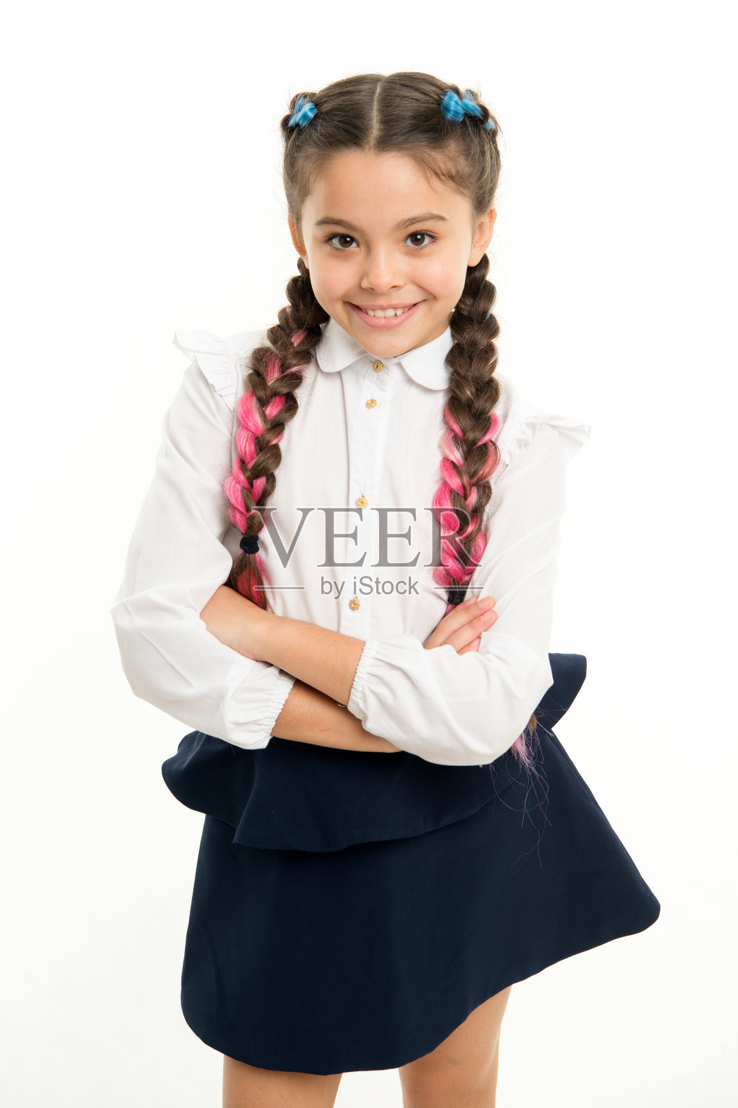 小的孩子。一个有着完美头发的小女孩。童年的幸福。快乐的小女孩。美丽和时尚。国际儿童日。回到学校。漂亮的女照片摄影图片