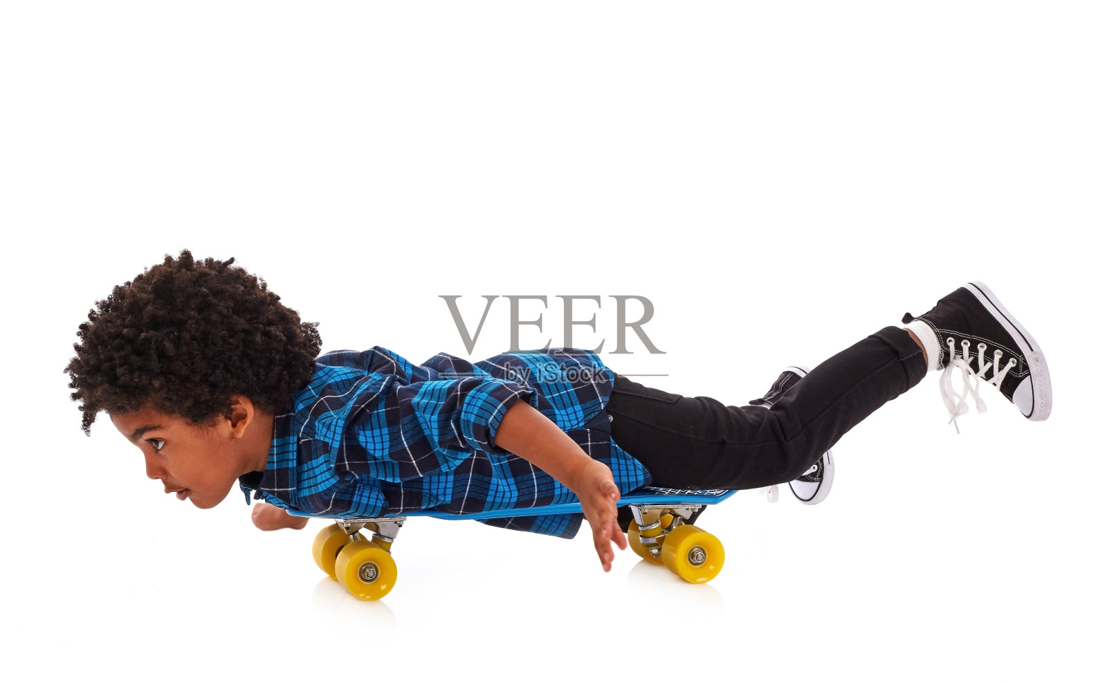 男孩在玩滑板照片摄影图片