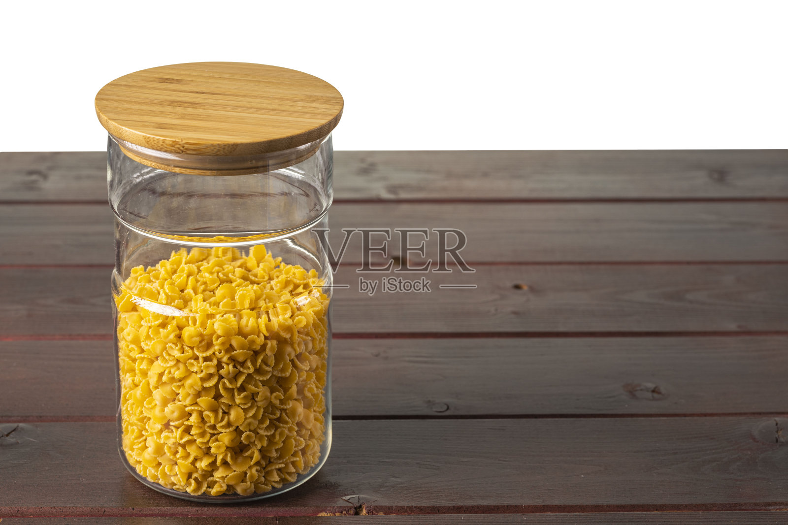 玻璃罐与意大利面隔离在白色背景上的近距离视图。厨房与健康食品的概念。照片摄影图片