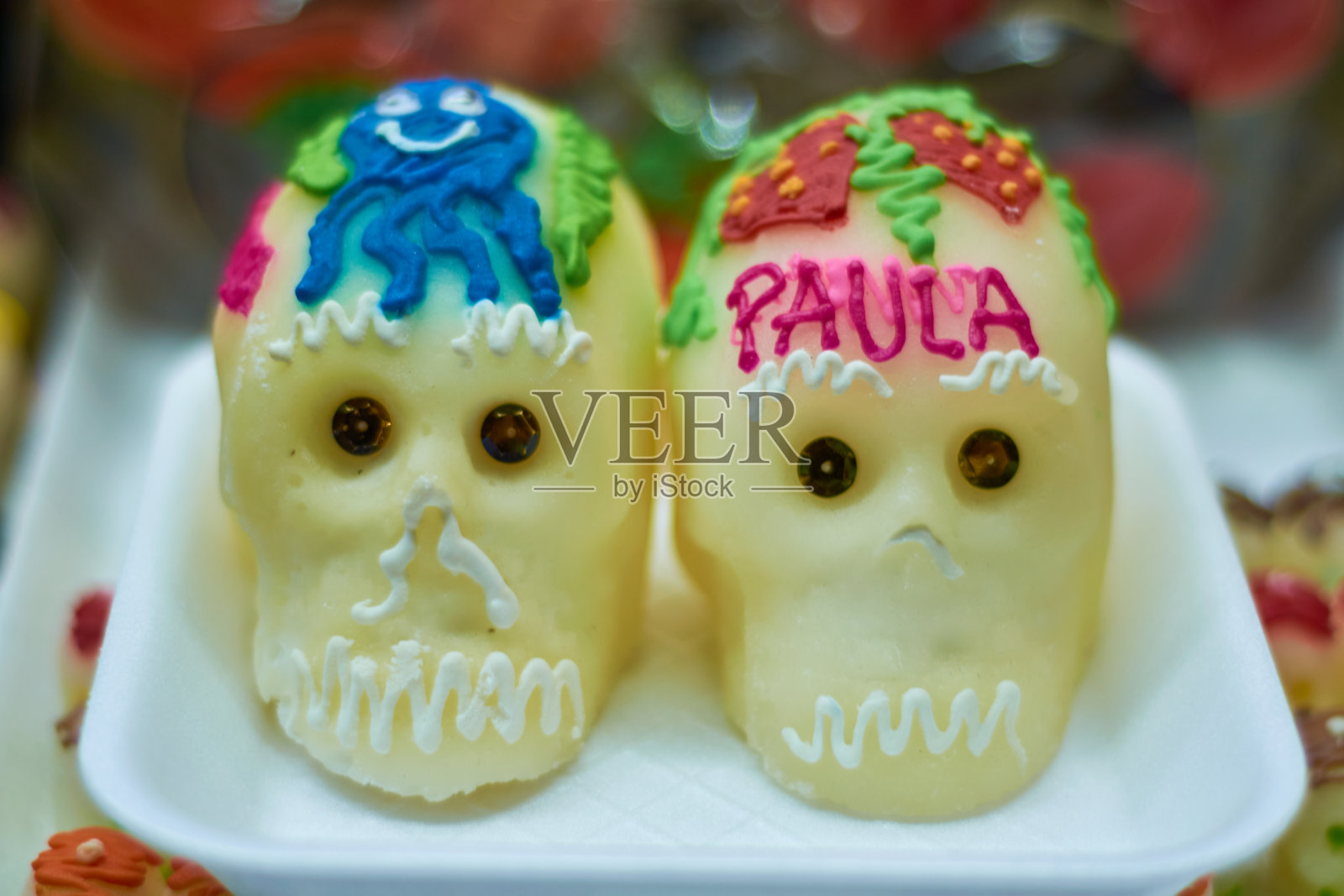 市场上的一套糖头骨。亡灵节的概念。Día de Muertos, Calaveritas de Azúcar。照片摄影图片