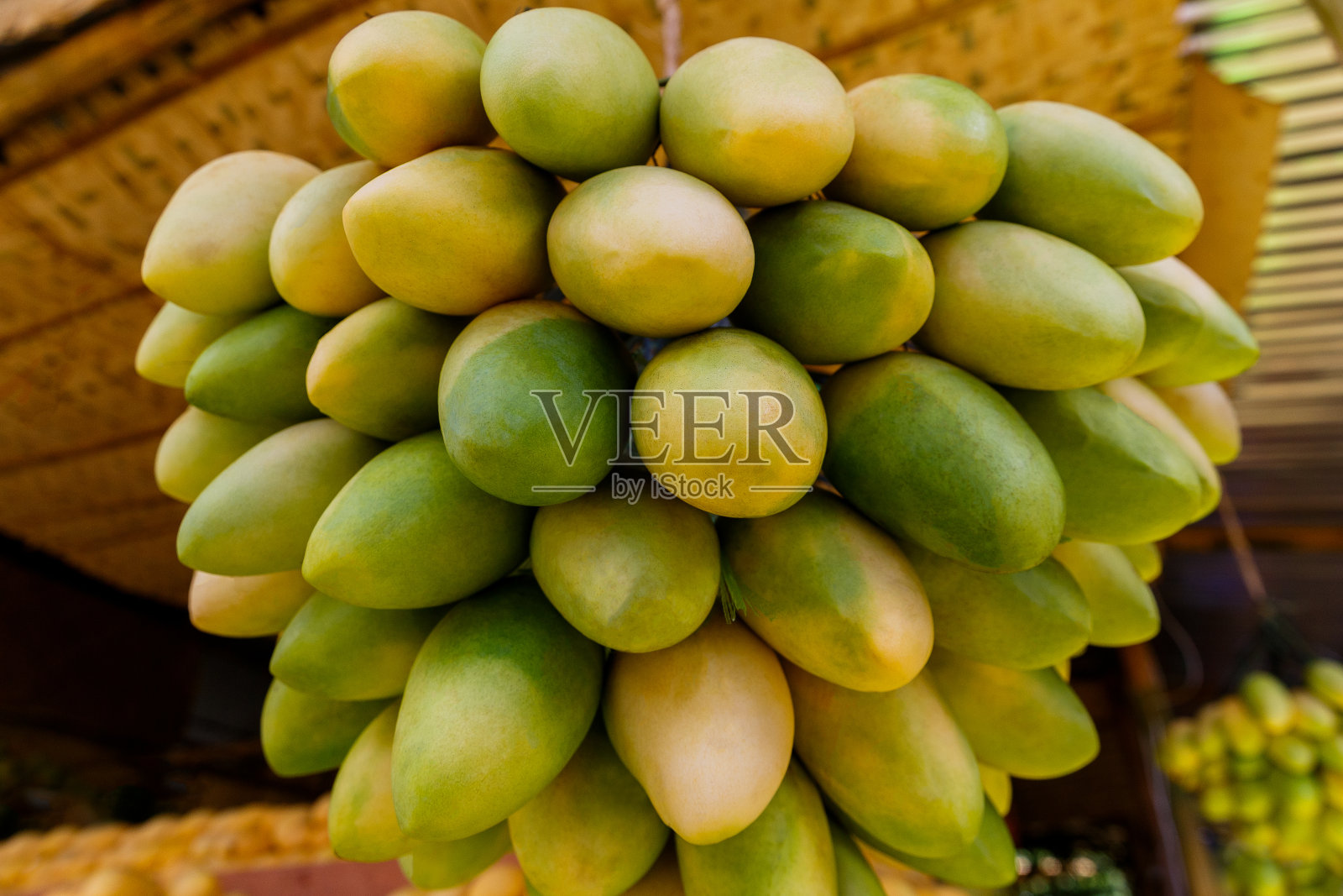 芒果的节日。和新鲜的黄色芒果一起站在街市上照片摄影图片