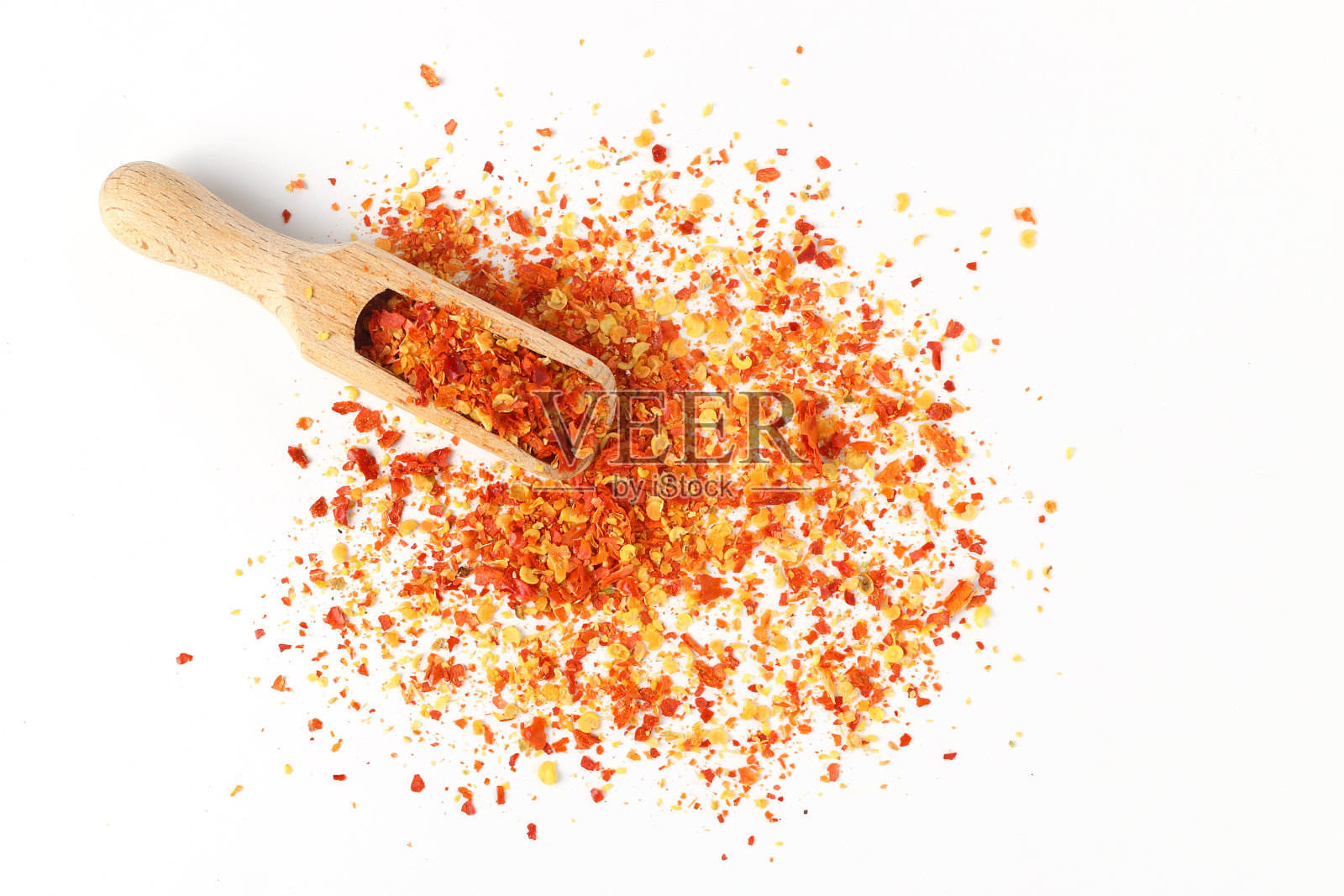 木勺里的干红辣椒片，孤立在白色背景上。切碎的辣椒，辣椒。和香草。照片摄影图片