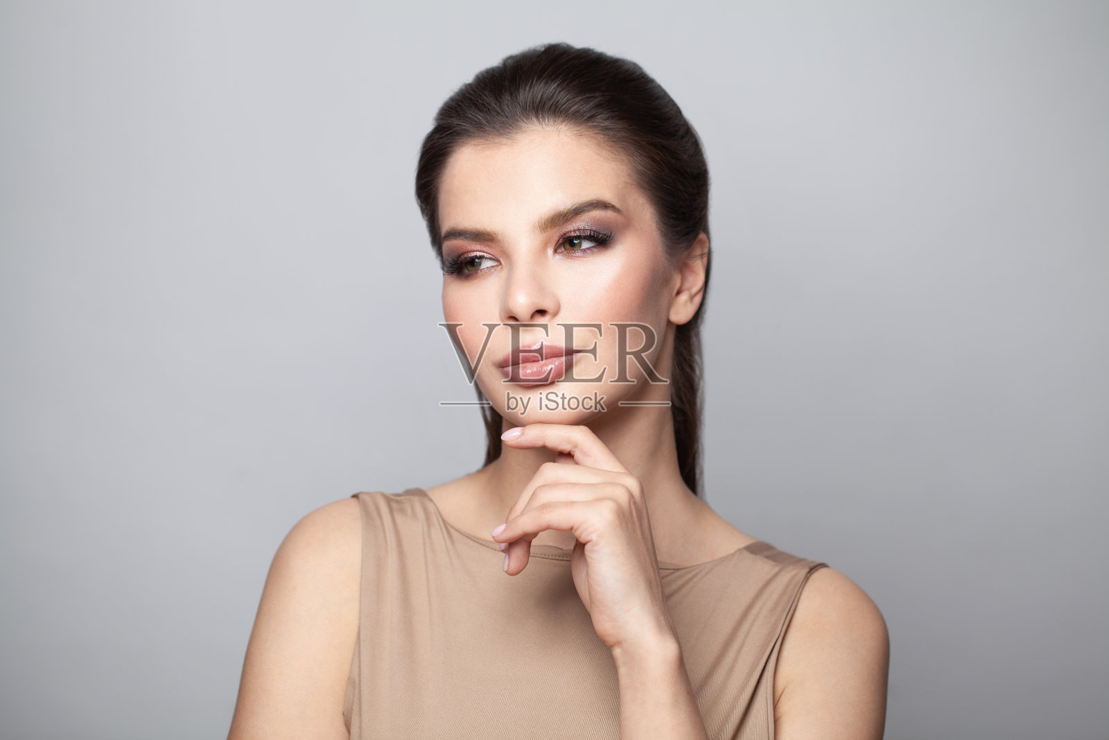 可爱的女人在白色的背景下思考照片摄影图片