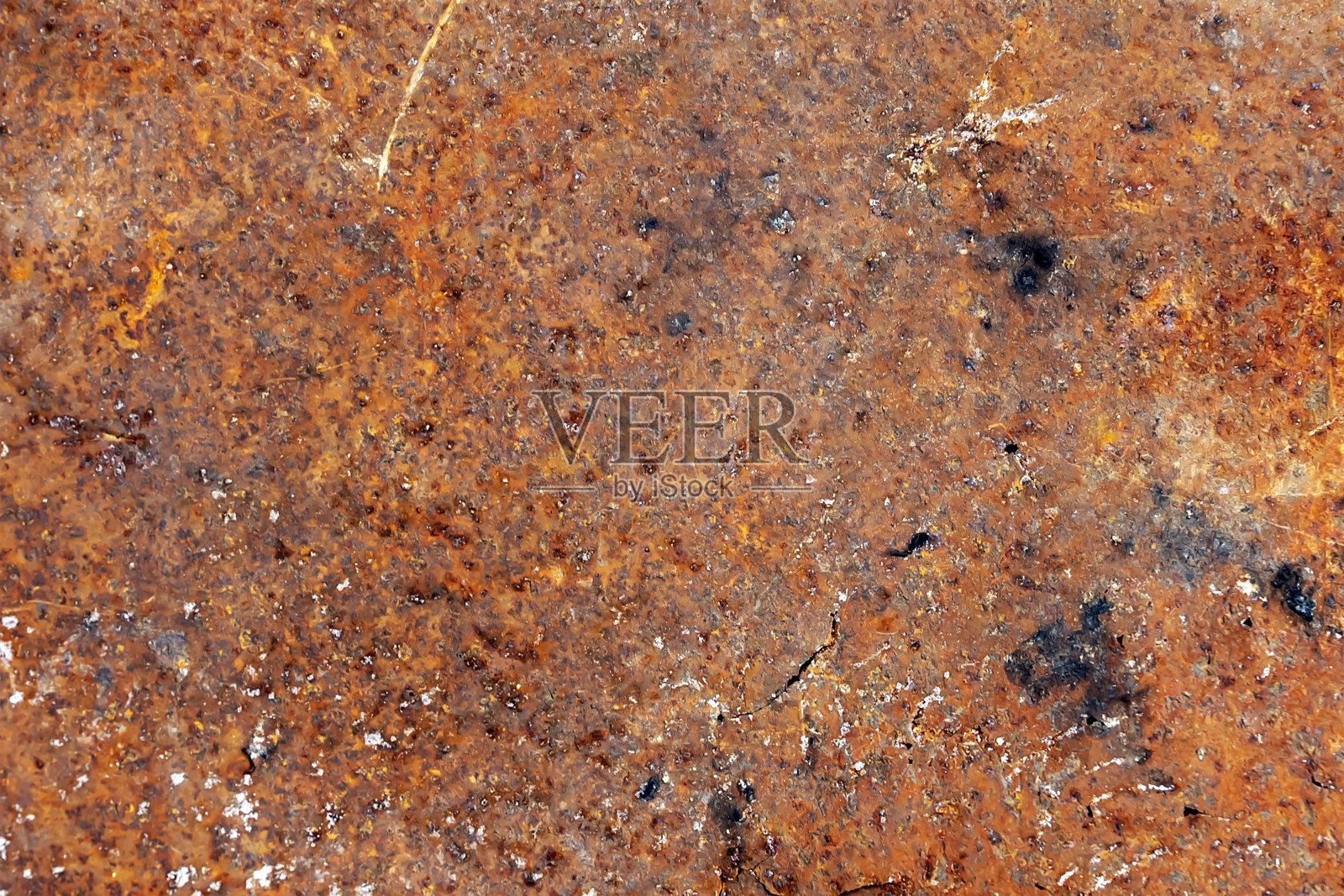 金属生锈、锈蚀、锈蚀在旧铁板上为铁锈概念的呈现。生锈的原因和如何防止生锈照片摄影图片