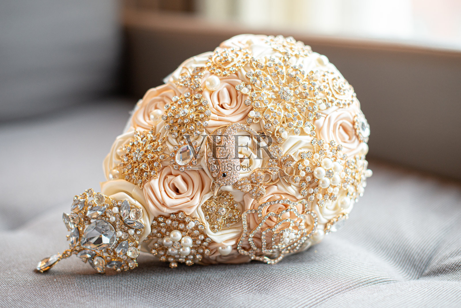 漂亮的蟑螂新娘花束，花束放在灰色的沙发上照片摄影图片