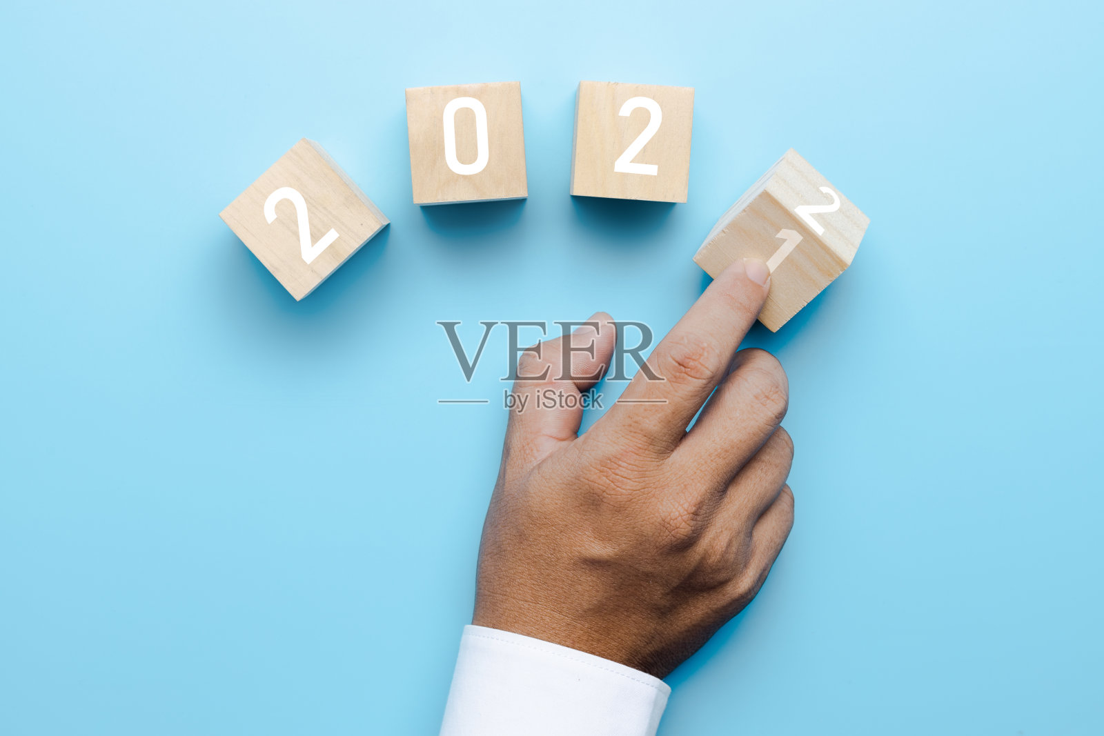 商业人士的手从2021年到2022年的立方体照片摄影图片