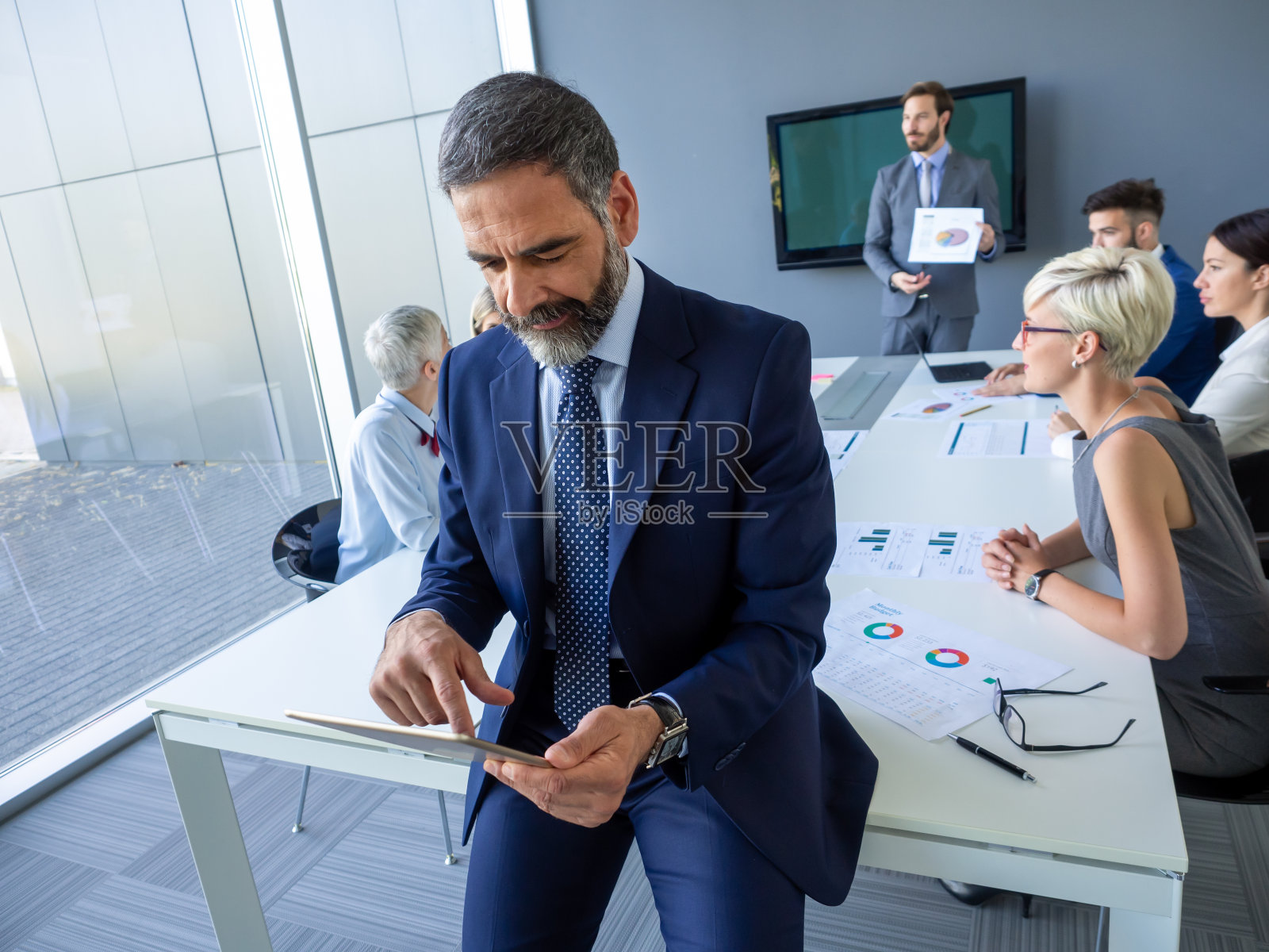 各种快乐的商务人士在办公室会议室开会照片摄影图片