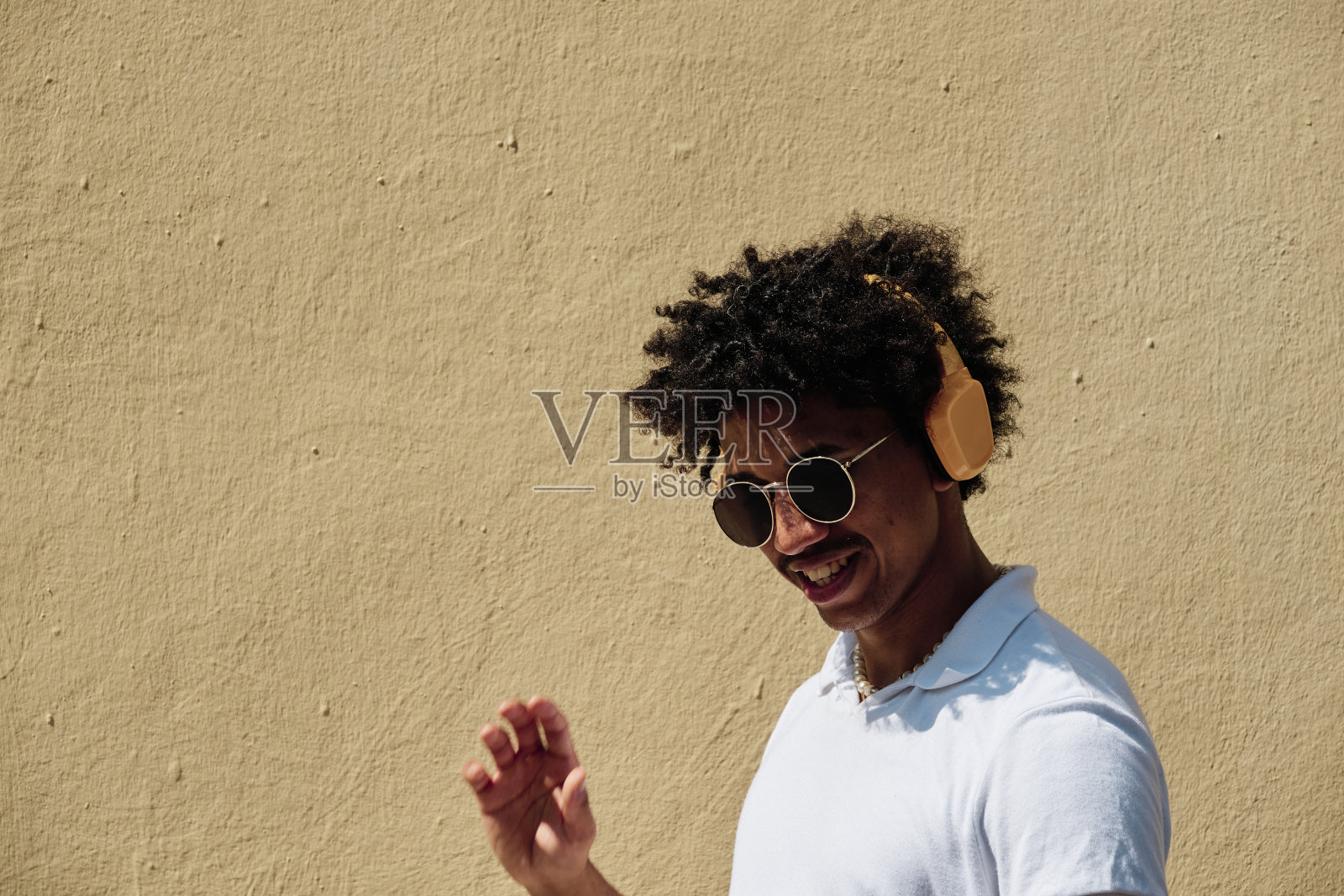 一个黑人的肖像在城市时尚的概念照片摄影图片