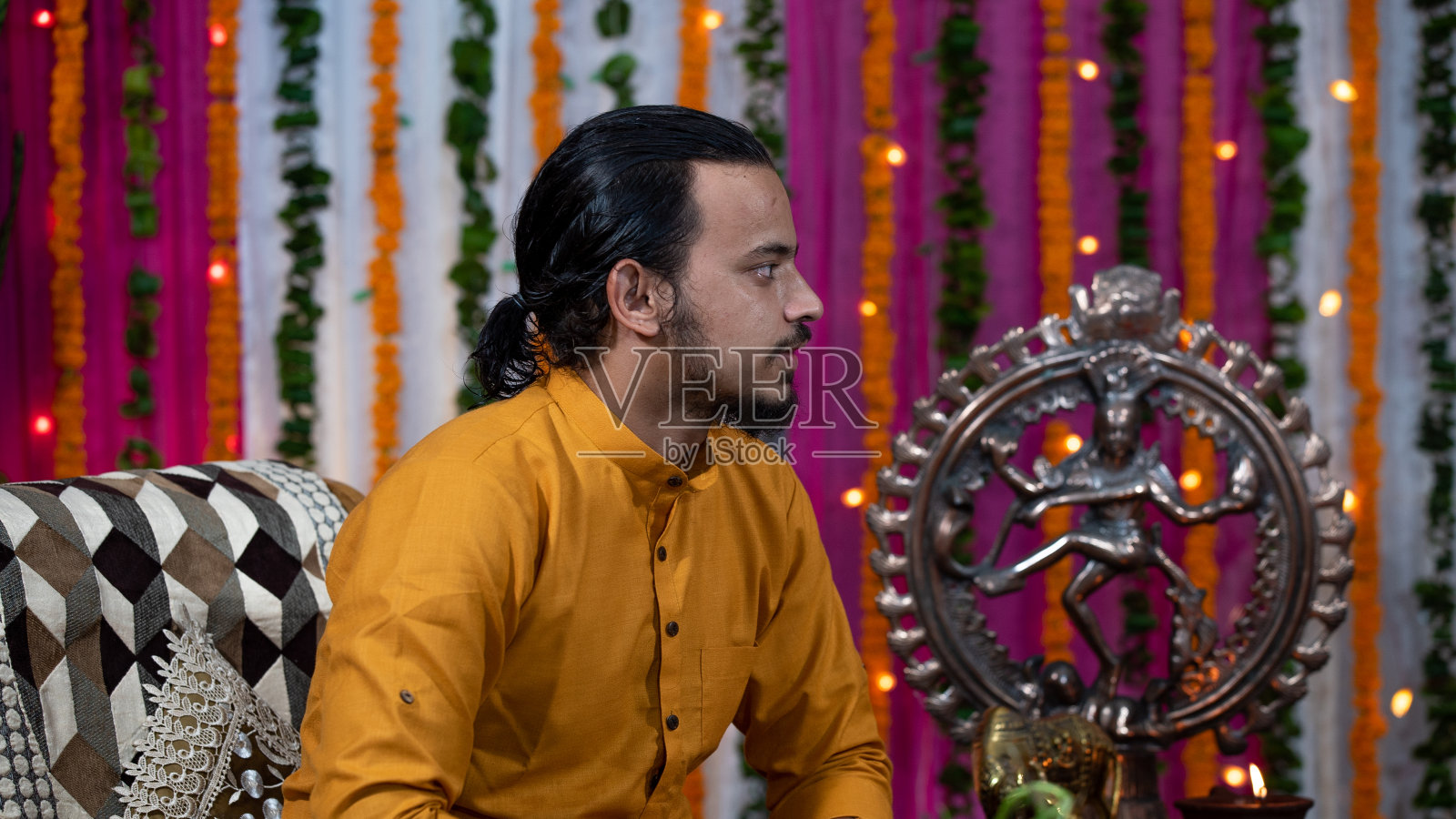 在Raksha Bandhan期间，印度儿童穿着印度民族服装照片摄影图片