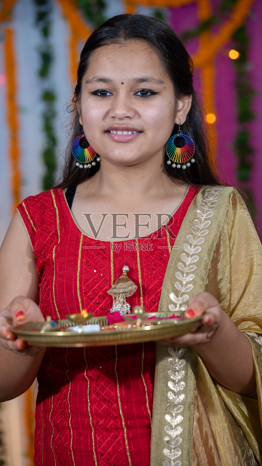 在Raksha Bandhan期间，印度儿童穿着印度民族服装照片摄影图片