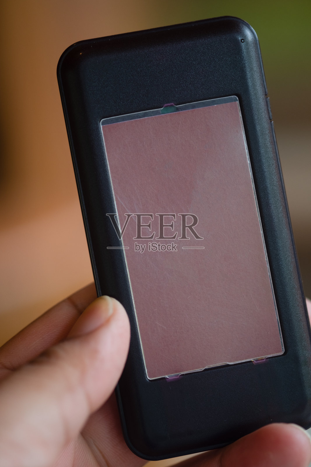 一名男子手拿数码标签排队等待食物和饮料。近距离照片摄影图片