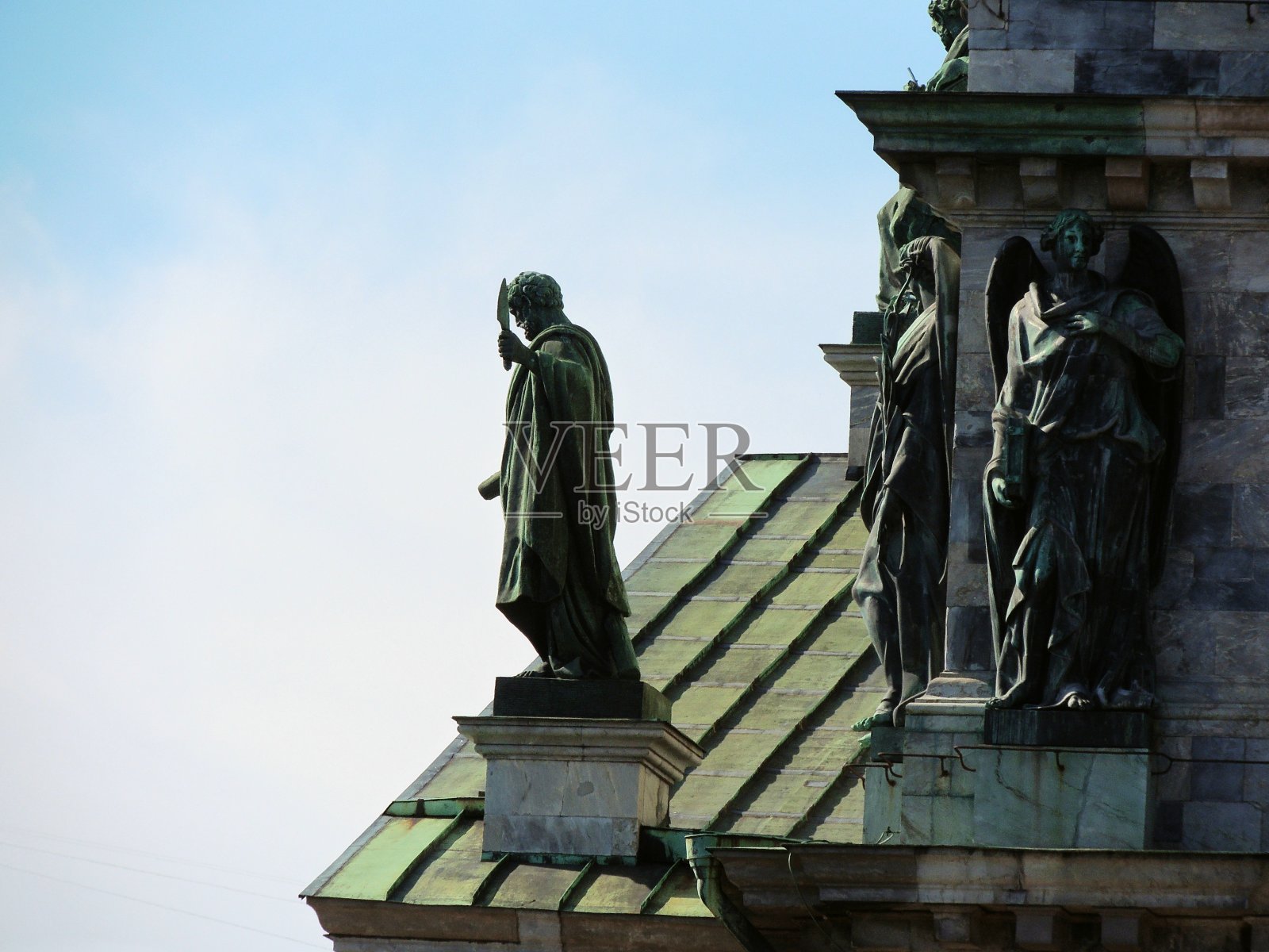 圣彼得堡建筑物上的雕塑。欧洲雕塑家令人难忘的景观。照片摄影图片