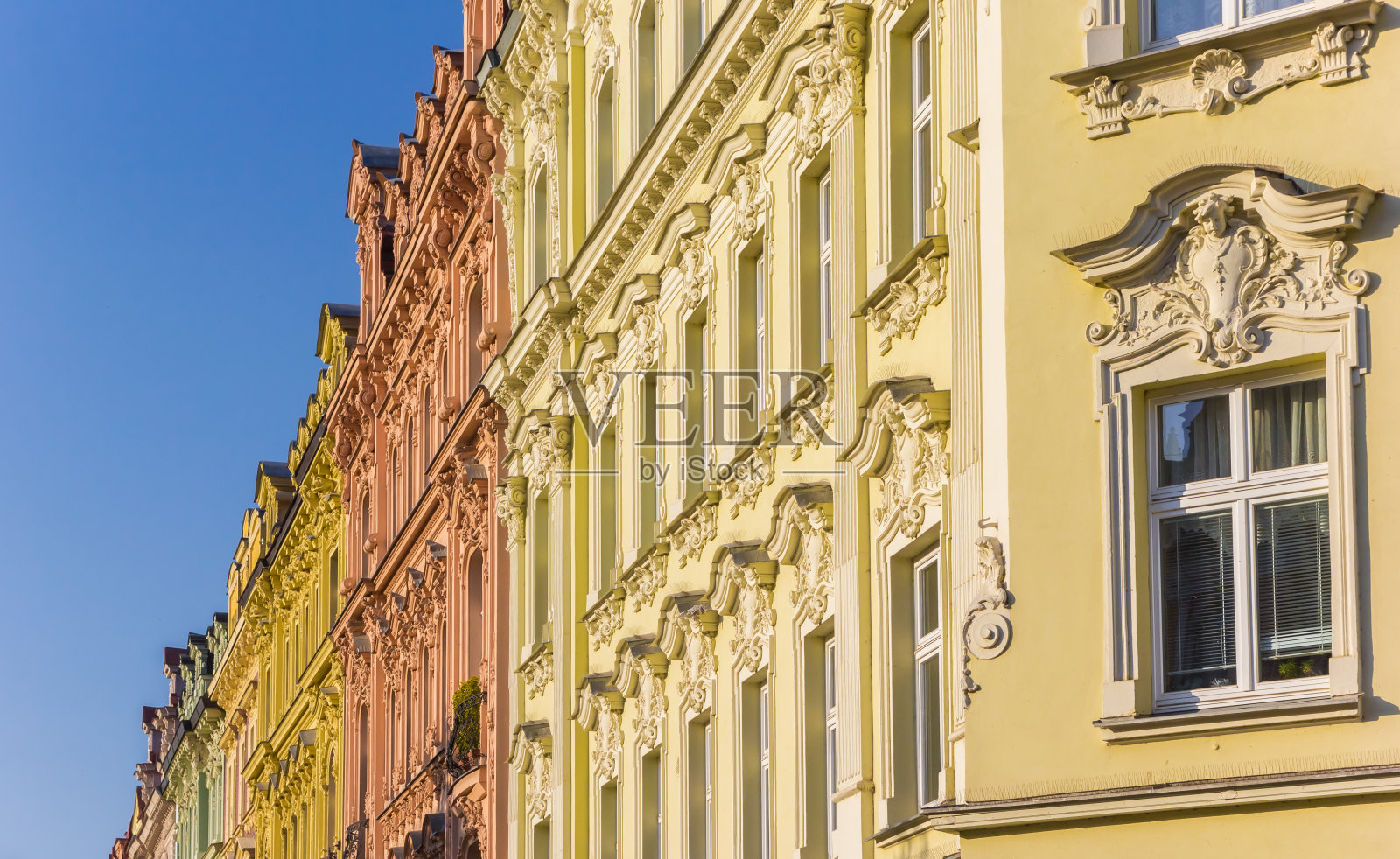 卡罗维发利(Karlovy Vary)历史建筑的彩色装饰外墙照片摄影图片