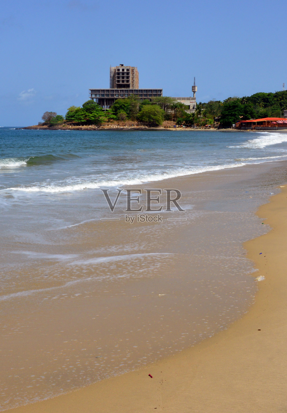 伦利海滩和废弃的塞拉利昂角酒店，阿伯丁，塞拉利昂弗里敦照片摄影图片