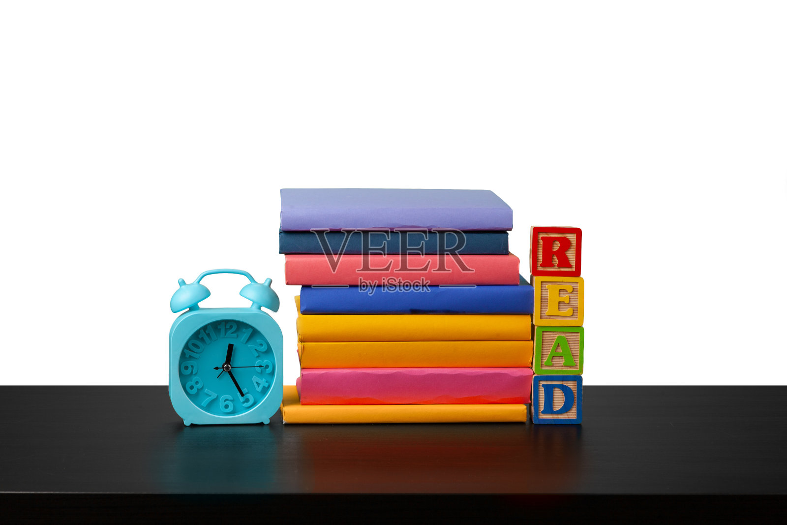 12、书堆和闹钟，时间读概念照片摄影图片
