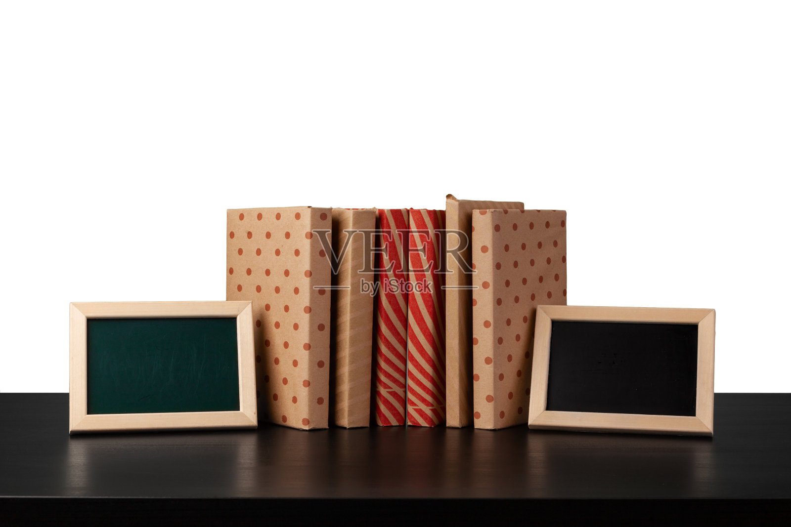 书放在黑色的桌子上，背景是白色的照片摄影图片