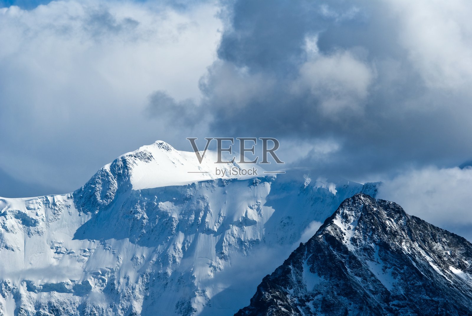 山顶云雾密布，阿尔泰俄罗斯照片摄影图片