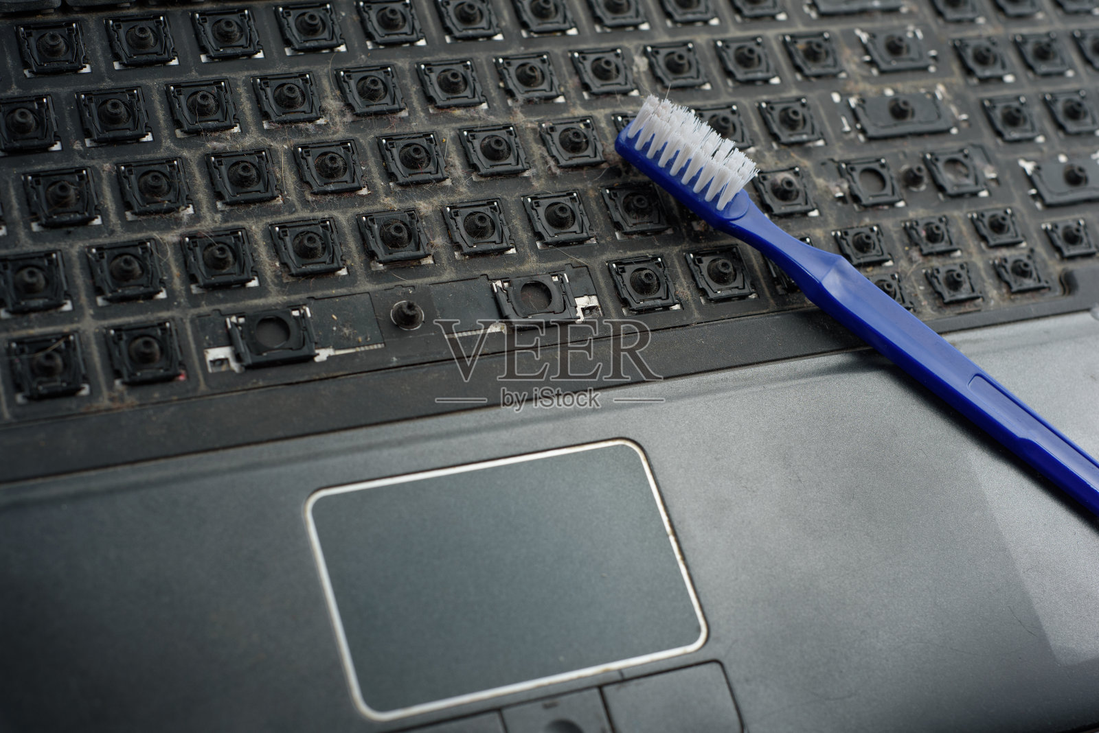 清洁刷非常脏的键盘照片摄影图片