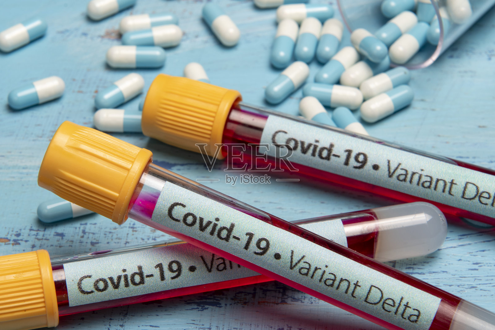 真空采血管，标记为新型冠状病毒变种Delta照片摄影图片
