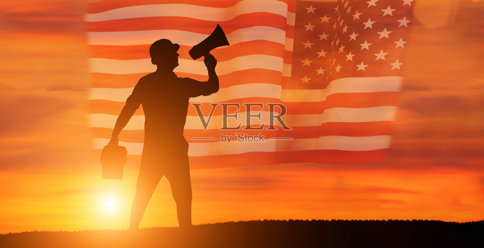 工作人员在美国国旗背景。劳动节假期概念。照片摄影图片